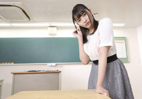 Nam sinh cuồng nhiệt ‘xử đẹp’ cô giáo chủ nhiệm trên bàn giảng